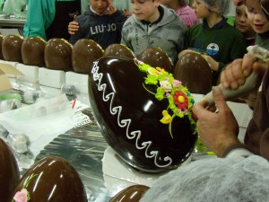 Il pasticcere decora l'uovo con la glassa.